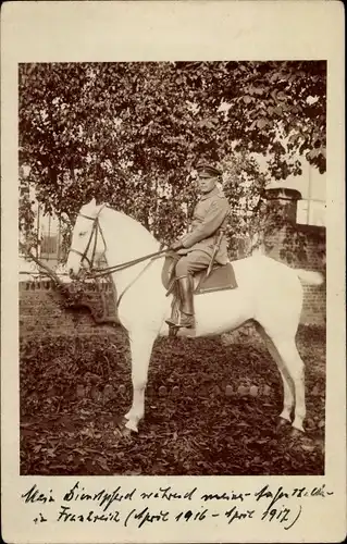Foto Ak Soldat in Uniform auf einem weißen Pferd