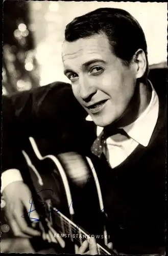 Ak Schauspieler Ernst Stankowski, Portrait, Gitarre, Wenn die Conny mit dem Peter, Autogramm