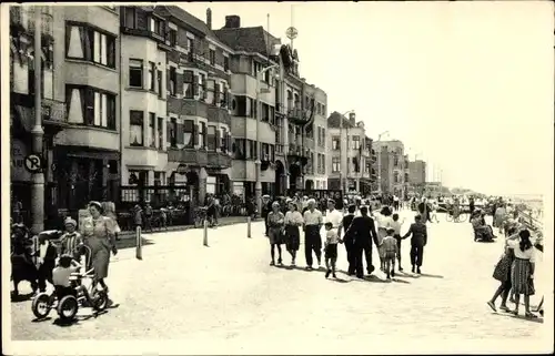 Ak Zeebrugge Westflandern, La Digue, Spaziergänger