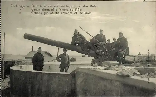 Ak Zeebrugge Westflandern, Deutsche Kanone, Eingang der Mole, Soldaten