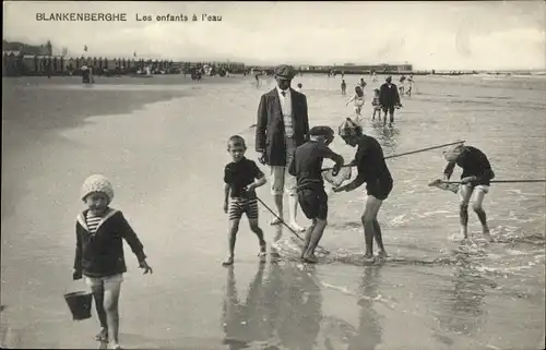 Ak Blankenberghe Blankenberge Westflandern, Kinder im Wasser