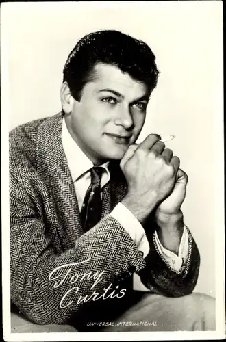 Ak Schauspieler Tony Curtis, Portrait mit Zigarette, Autogramm