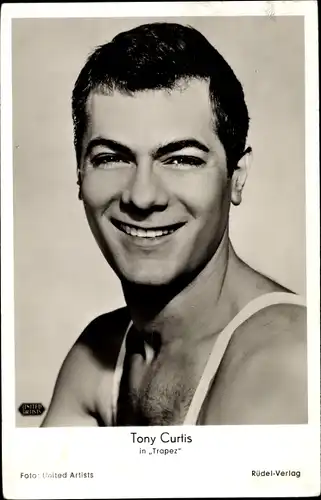 Ak Schauspieler Tony Curtis in Trapez, Portrait