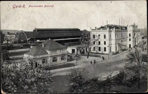 Ak Gera Reuß in Thüringen, Straßenpartie mit Blick auf den Preußischen Bahnhof, Eingangsgebäude