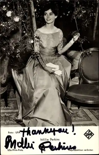 Ak Schauspielerin Millie Perkins, Portrait, Ufa Film, Unter der Sonne Kaliforniens, Autogramm