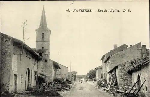 Ak Favières Meurthe et Moselle, Rue de l'Église, Straßenpartie mit Kirchturm