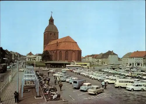 Ak Ribnitz Damgarten in Mecklenburg Vorpommern, Karl Marx Platz, Parktplatz, Kirche