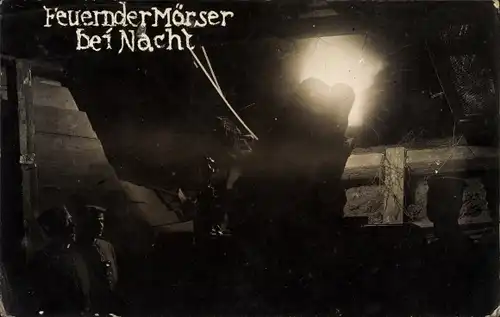 Foto Ak Feuernder Mörser bei Nacht, deutsche Soldaten im Schützengraben, I. WK
