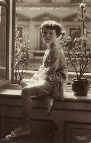 Ak S.K.H. Erbprinz Albrecht von Bayern, Am Fenster sitzend