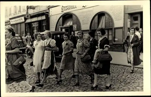 Foto Ak Dresden, Frauen vor der Dresdner Bank