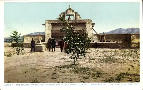 Ak Santo Domingo New Mexico USA, Die Kirche, mit Blick nach Westen zum Dorf