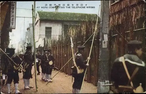 Ak Japan, bei der Fertigstellung der Telefonverkabelung