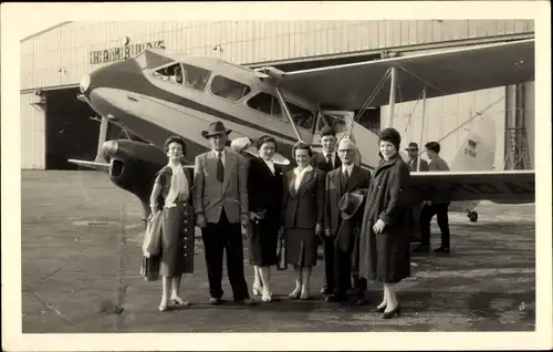 Foto Ak Menschen am Flugzeug, Halle, Gruppenbild, Zivilflugzeug