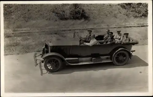 Foto Ak Menschen im Auto, Ausflug, Straße