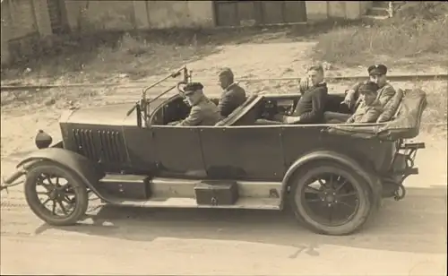 Foto Ak Menschen im Auto, Ausflug, Straße