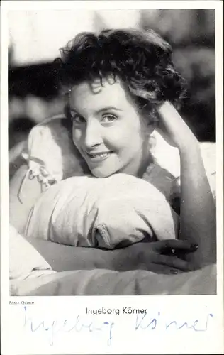 Ak Schauspielerin Ingeborg Körner, Portrait im Bett, Autogramm