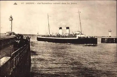 Ak Dieppe Seine Maritime, Le Versailles, Einfahrt in die Anlegestellen, Leuchtturm