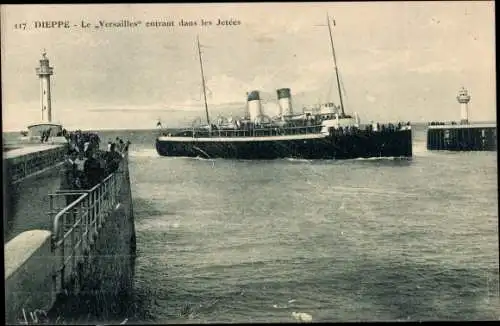 Ak Dieppe Seine Maritime, Le Versailles, Einfahrt in die Anlegestellen, Leuchtturm