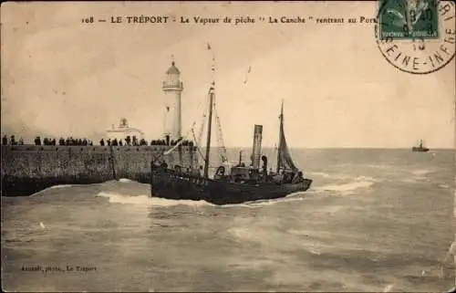 Ak Le Tréport Seine Maritime, Der Fischerdampfer La Canche kehrt in den Hafen zurück, Leuchtturm