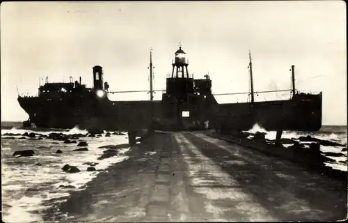 Ak Gestrandetes Schiff, Engelse kolenboot gestrand 1954 op de Norderpier te Hoek v. Holland