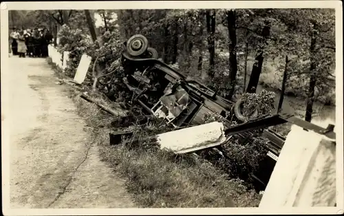 Foto Ak Verkehrsunfall, Auto im Graben