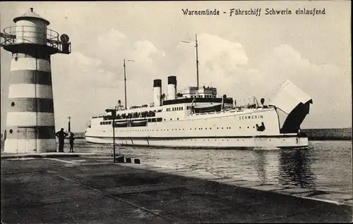 Ak Rostock Warnemünde, Fährschiff Schwerin läuft ein, Leuchtturm