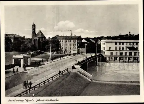 Ak Brandenburg an der Havel, Jahrtausendbrücke, Passanten, Kirchturm