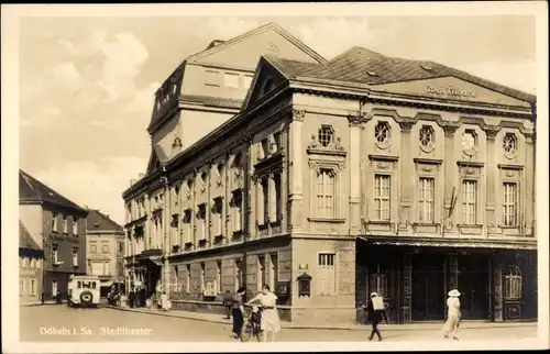 Ak Döbeln in Sachsen, Stadttheater, Passanten, Auto