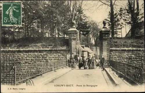 Ak Longwy Haut Meurthe et Moselle, Porte de Bougogne, Frauen, Fahrrad, Hund