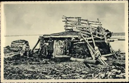 Ak Alaska, Familie vor ihrer Hütte am Yukon, Eskimos