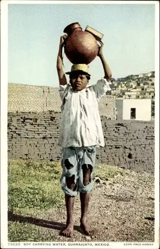Ak Guanajuato Mexiko, Junge trägt Wasser