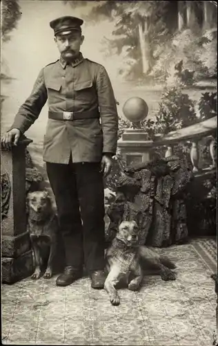 Foto Ak Deutscher Soldat in Uniform, Hunde, Portrait, Jahr 1917