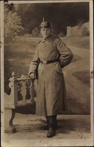 Foto Ak Deutscher Soldat in Uniform, Mantel, Pickelhaube