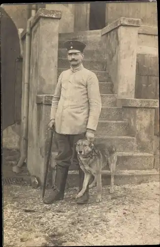 Foto Ak Deutscher Soldat in Uniform, Portrait mit Hund