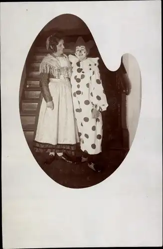 Foto Ak Fasching 1914, Clown und Frau in Tracht