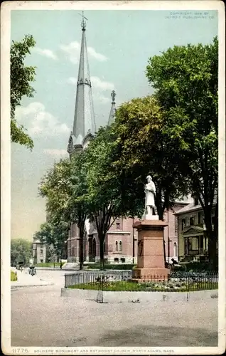 Ak North Adams Massachusetts USA, Soldatendenkmal, Methodistenkirche