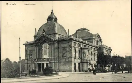 Ak Rostock in Mecklenburg Vorpommern, Straßenpartie mit Blick auf das Stadttheater