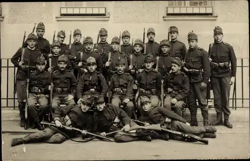 Foto Ak KuK Soldaten in Uniformen, Gruppenaufnahme, I WK
