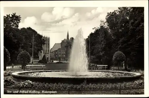 Ak Kołobrzeg Kolberg Pommern, Kaiserplatz, Springbrunnen