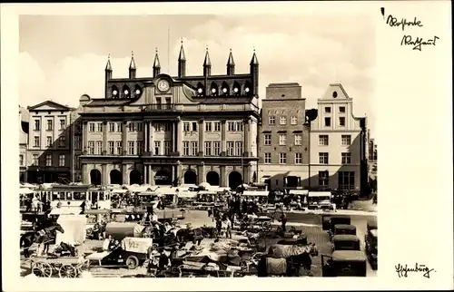 Ak Rostock in Mecklenburg Vorpommern, Rathaus, Marktplatz