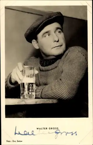 Ak Schauspieler Walter Gross, Bierglas, Baskenmütze, Autogramm