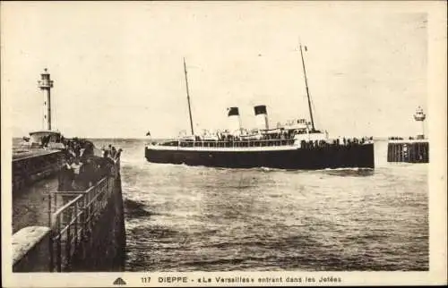 Ak Dieppe Seine Maritime, Le Versailles, Einfahrt in die Anlegestellen, Leuchtturm