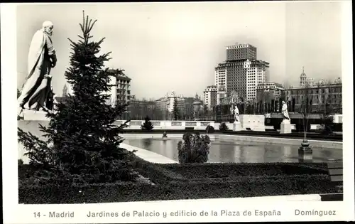Ak Madrid, Spanien, Palastgärten und Plaza de Espana-Gebäude