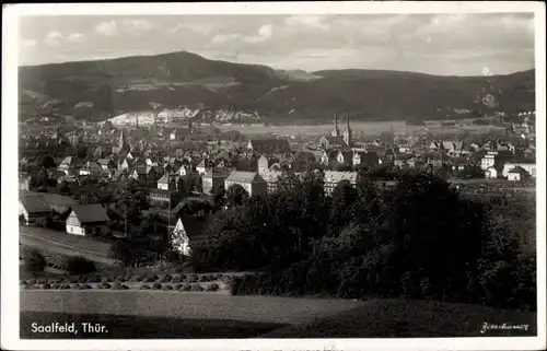 Ak Saalfeld an der Saale Thüringen, Totalansicht der Ortschaft, Berge, Wald