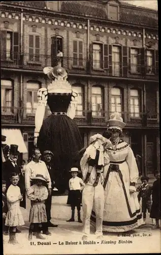 Ak Douai Nord, Gayant, Le Baiser à Binhin, Kissing Binbin, Straßenfest, Karneval
