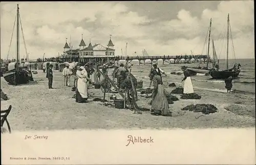 Ak Ostseebad Ahlbeck Heringsdorf auf Usedom, Seesteg, Strand, Boote, Frauen, Männer
