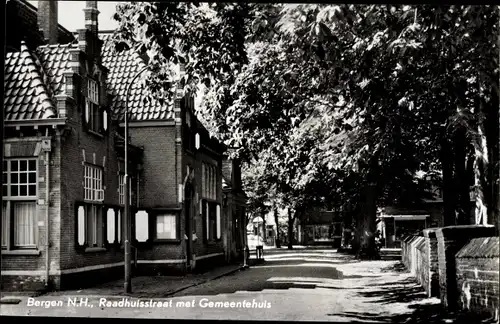 Ak Bergen Nordholland Niederlande, Raadhuisstraat mit Rathaus