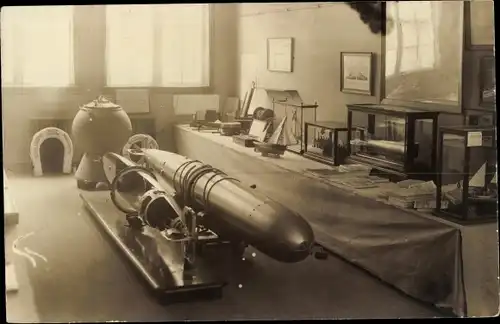 Foto Ak Den Helder Nordholland Niederlande, Marinemuseum, Innenansicht, Torpedo