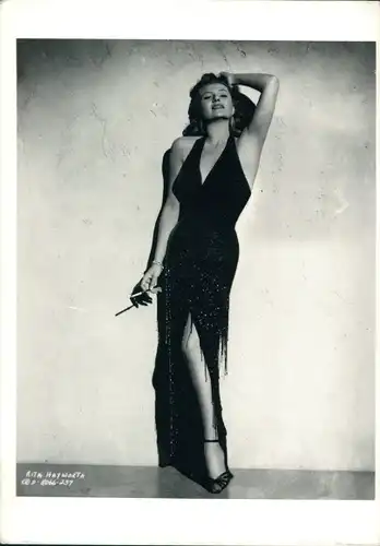 Ak Schauspielerin Rita Hayworth, Portrait, Abendkleid, Zigarette