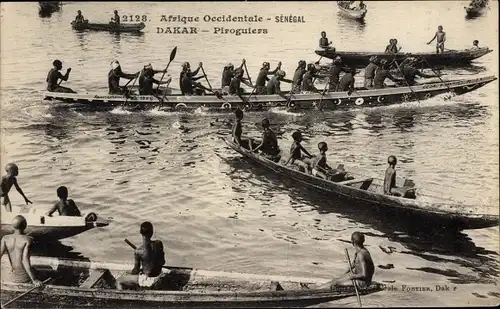 Ak Dakar Senegal, Piroguiers am Fluss